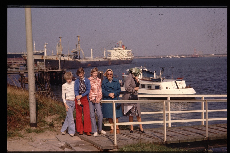 22.Botlek apr 1976 Ilse,Mama,Brigitte,Marion,Peter.JPG